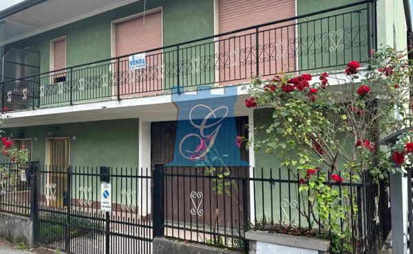 Porzione di casa con cortile e autorimessa di 50mq