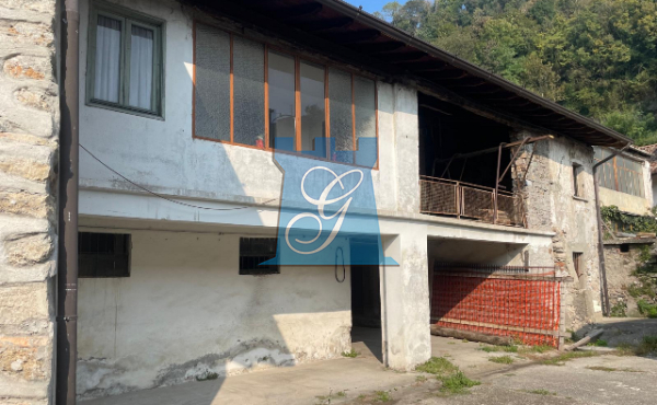 Casa indipendente da ristrutturare con ampi spazi e depositi.