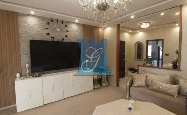 Elegante quadrilocale recentemente ristrutturato con 3 balconi e box