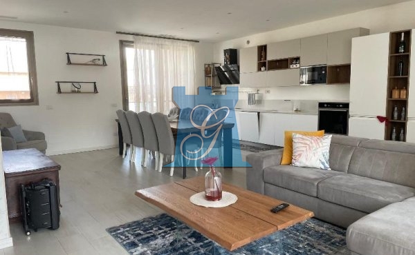 Moderno appartamento arredato con terrazza vivibile e box doppio