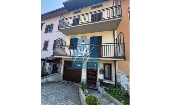 Casetta con taverna, cantina e box