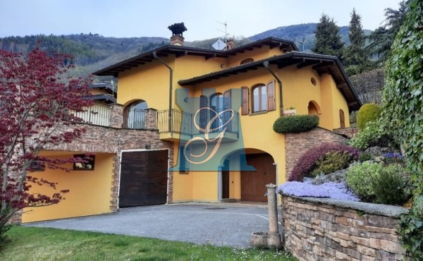 Stupenda villa singola con 2 box e giardino esclusivo