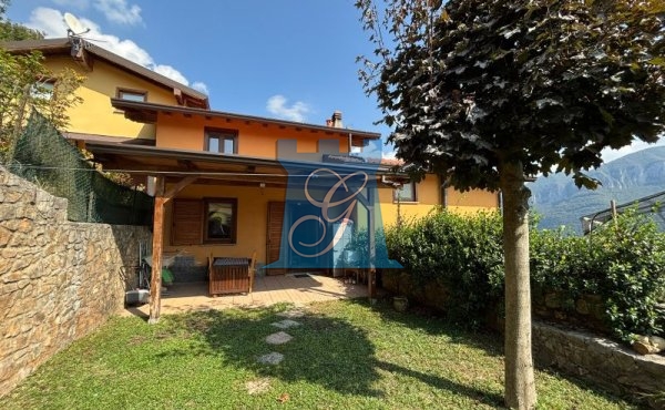 Grazioso appartamento arredato con giardino e posto auto
