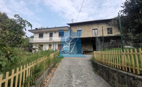 Abitazione rustica con terreno di 8.000 mq