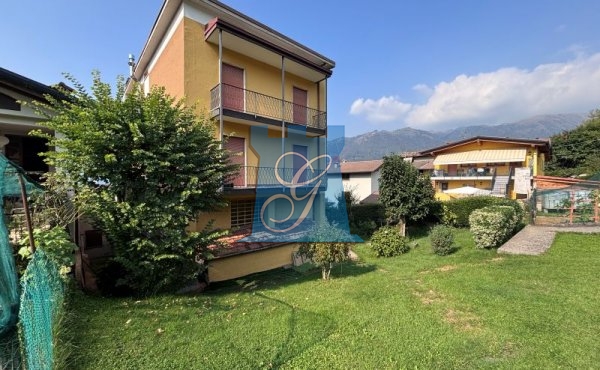 Casa indipendente con 2 unità abitative, 2 box, giardino e ampio deposito