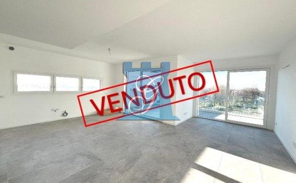 Attico in classe A4 con solarium, autorimessa doppia e posto auto privato